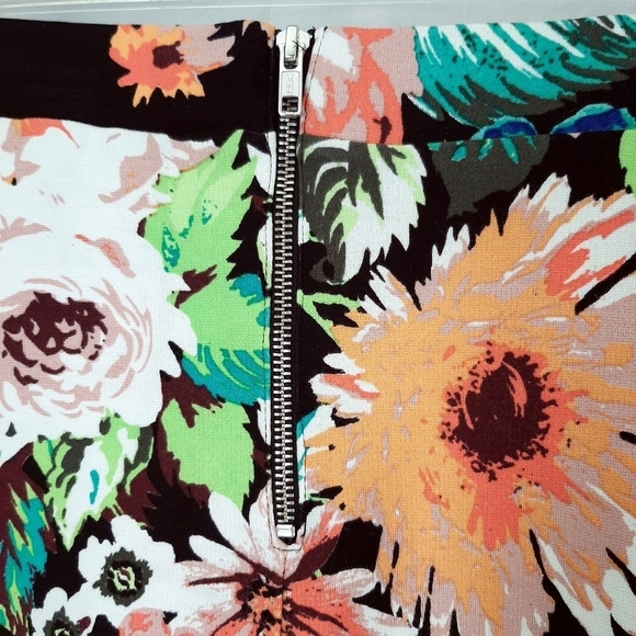 H&M Stretchy Floral Skirt L excellent condition! - Picture 5 of 6